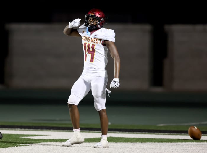 Landon Wright (14) salutes teammates after 67-yard touchdown catch and run during Friday's 38-28 defeat to St. Mary's. Photo: Dennis Lee